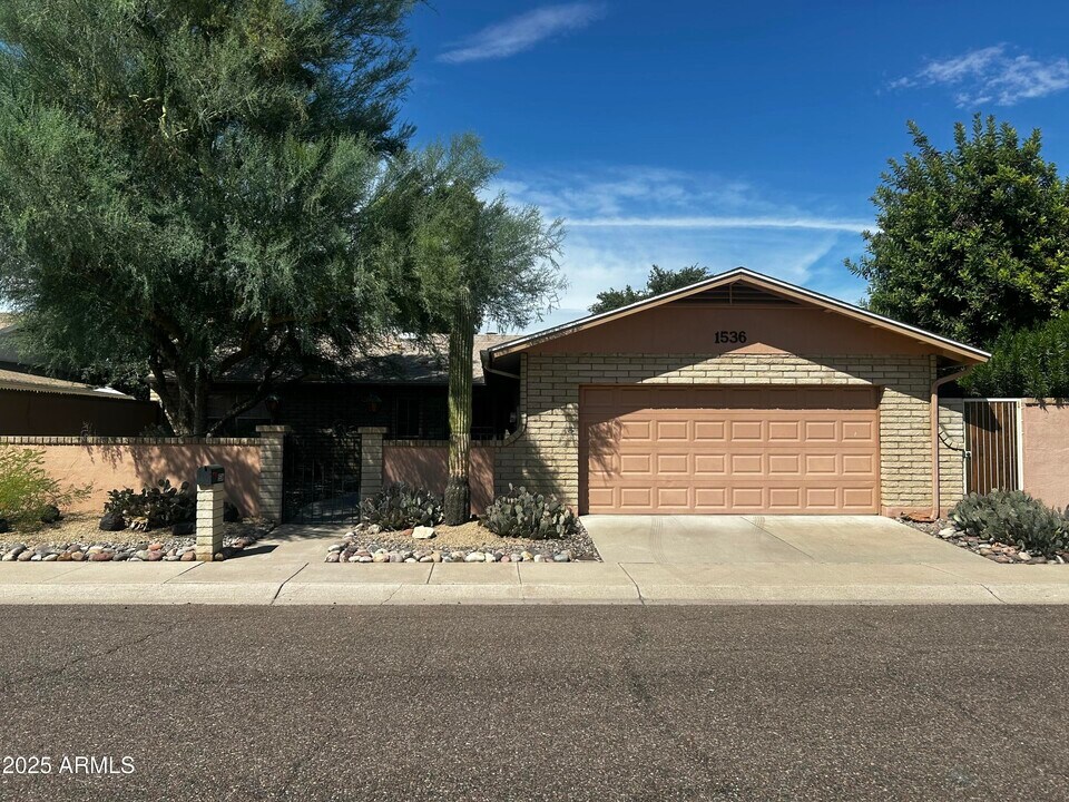 1536 W Glenn Dr in Phoenix, AZ - Building Photo