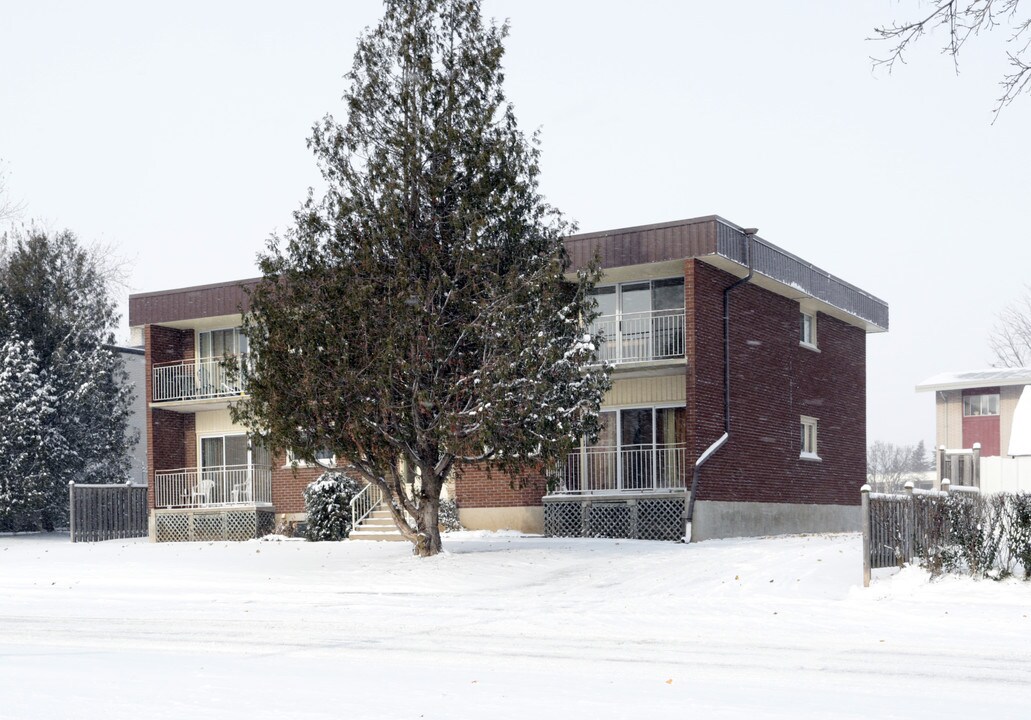 709 Glen Forrest Blvd in Waterloo, ON - Building Photo