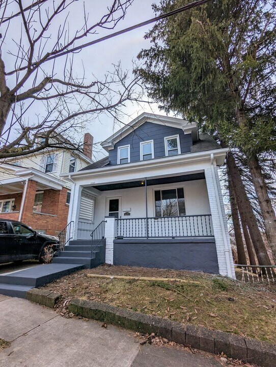 1347 Oakhill St in Pittsburgh, PA - Building Photo