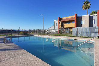 The Resort on 35th in Phoenix, AZ - Building Photo - Building Photo