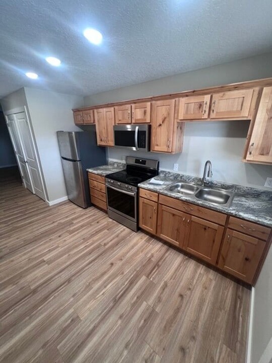 2909 White Rock Rd in Carthage, MO - Building Photo