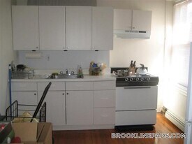 208 Winthrop Rd in Brookline, MA - Building Photo