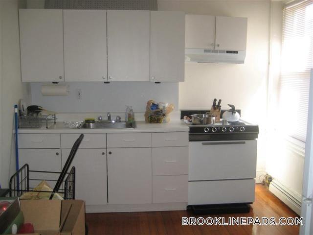 208 Winthrop Rd in Brookline, MA - Foto de edificio