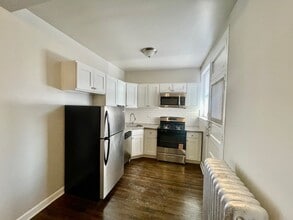 1351 W Touhy Ave in Chicago, IL - Building Photo - Building Photo