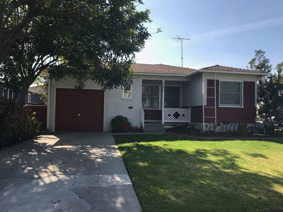 10808 Lawler St in Los Angeles, CA - Building Photo