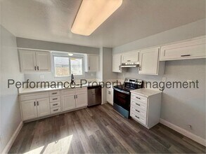 1108 McDonald Way in Bakersfield, CA - Building Photo - Building Photo