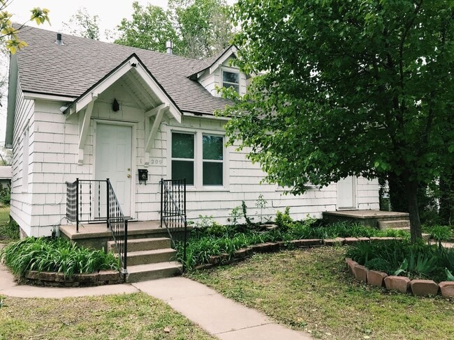 209 W 8th Ave in Hutchinson, KS - Building Photo - Building Photo