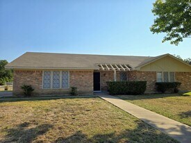 132 Travis Ln in Hewitt, TX - Building Photo