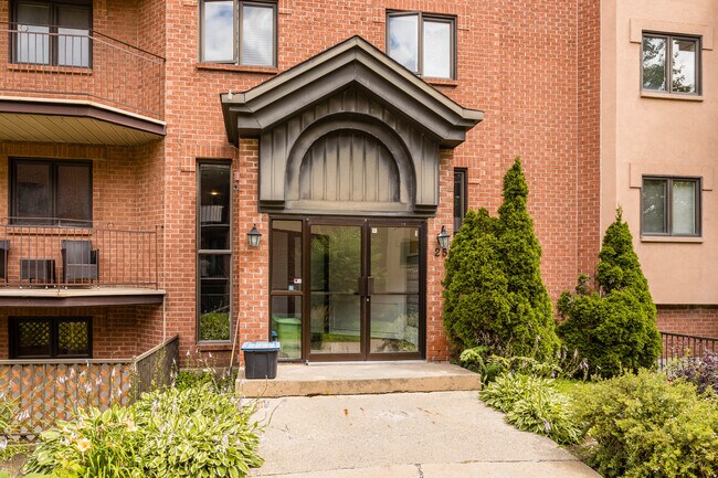 25 Bellerose Boul E in Laval, QC - Building Photo - Building Photo
