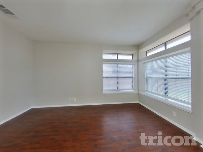 8035 Dove Trail Dr in San Antonio, TX - Foto de edificio - Building Photo