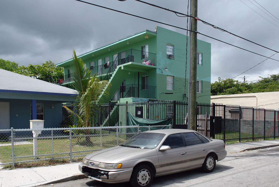 240 NW 17th St in Miami, FL - Foto de edificio