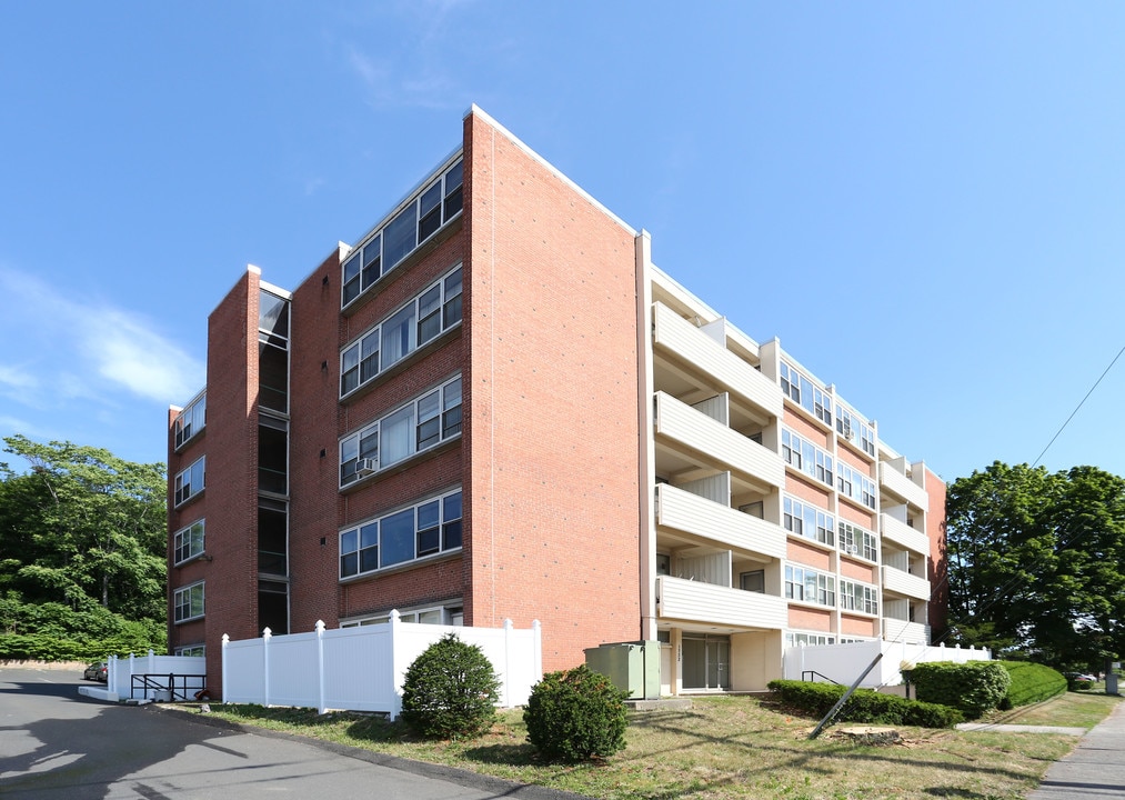 Madison Manor Apartments in Hamden, CT - Building Photo