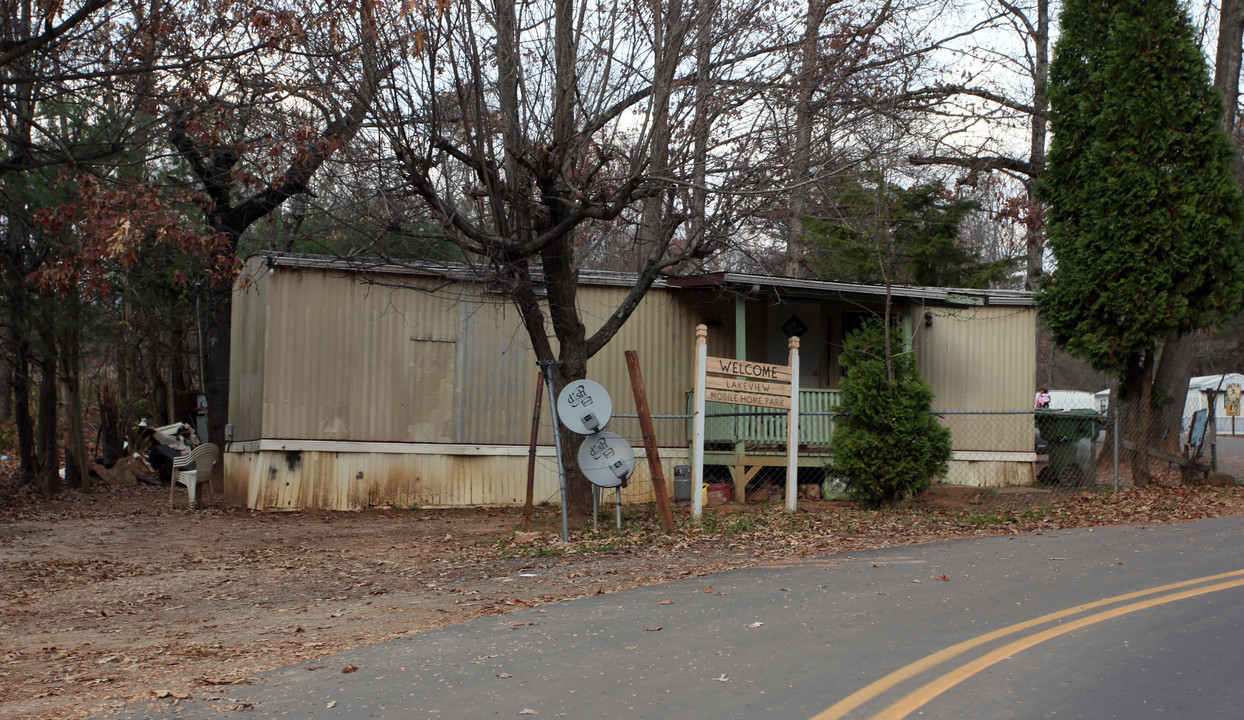 Lakeview Mobile Home Park in Asheville, NC - Foto de edificio