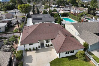 8601 Delco Ave in Winnetka, CA - Foto de edificio - Building Photo