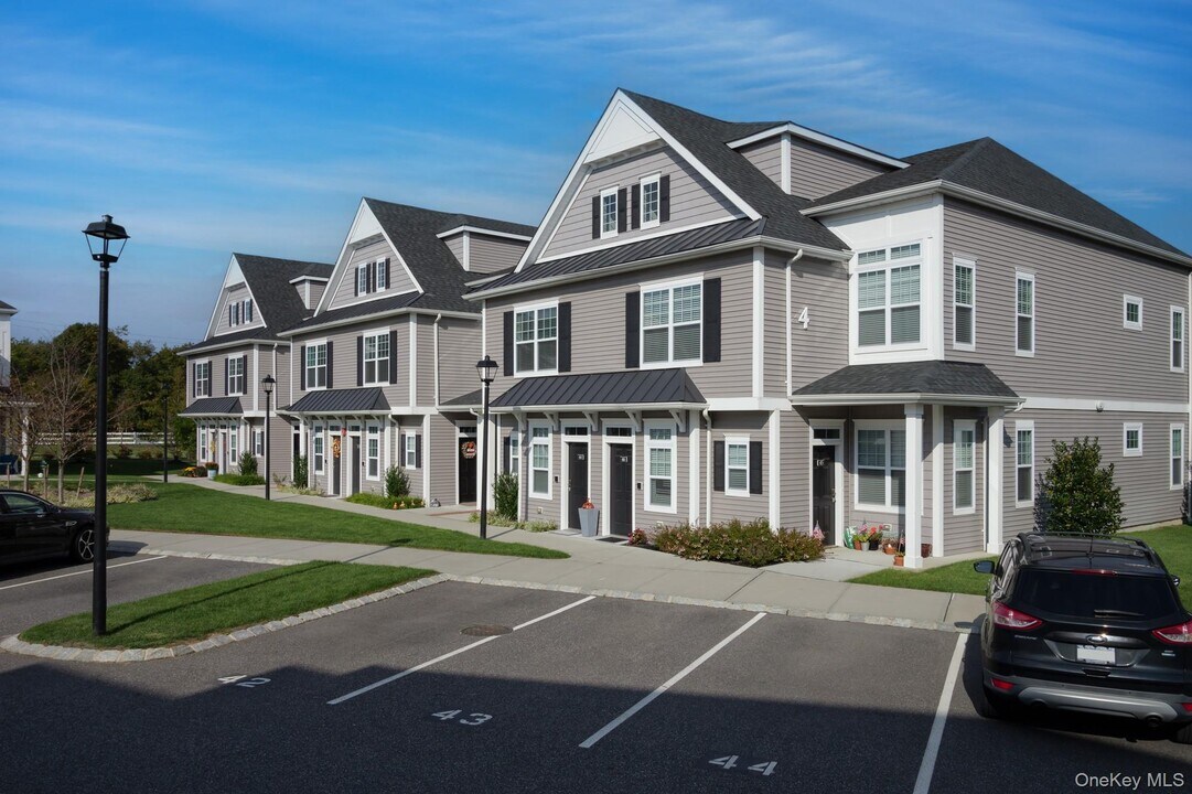 110 Sutton Ct in Mount Sinai, NY - Building Photo