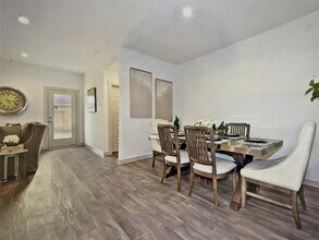 1326 Bison View Ln in Sealy, TX - Foto de edificio - Building Photo