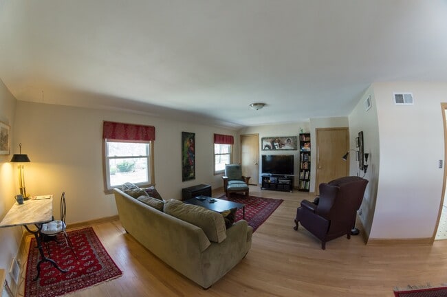 2021 N 69th St in Wauwatosa, WI - Building Photo - Building Photo