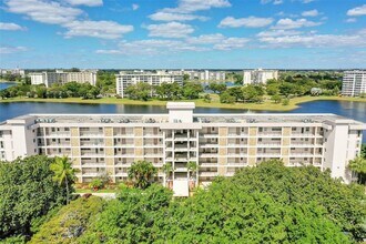 2801 N Palm Aire Dr, Unit 201 in Pompano Beach, FL - Building Photo - Building Photo