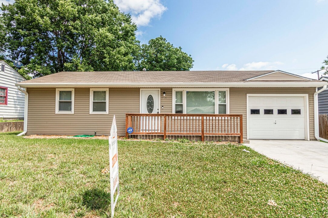 714 W Pine St in Junction City, KS - Building Photo