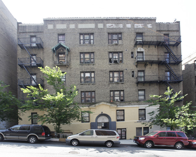 30 Fairview Ave in New York, NY - Building Photo - Building Photo