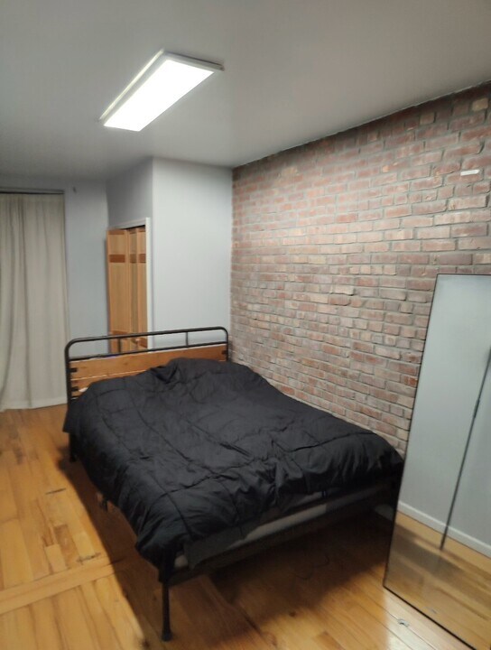 2128 Newtown Ave, Unit Apt 2 in Astoria, NY - Foto de edificio