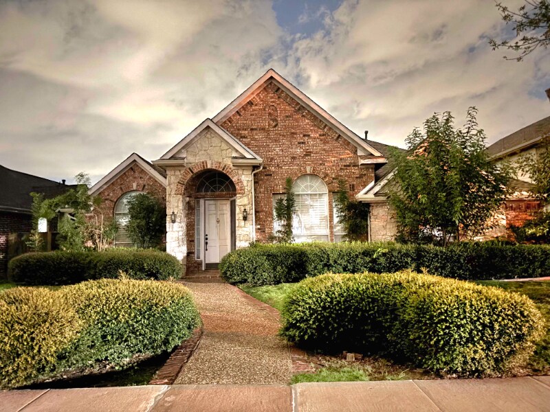 4571 Hawkhurst Dr in Plano, TX - Building Photo