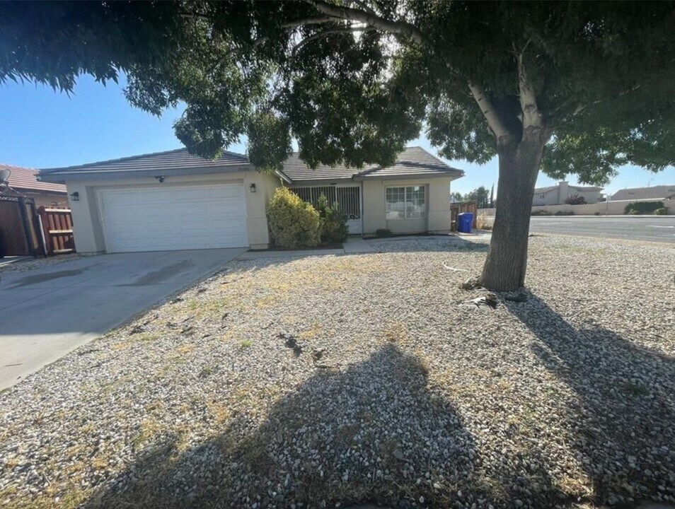 14488 Clemson Ct in Adelanto, CA - Building Photo