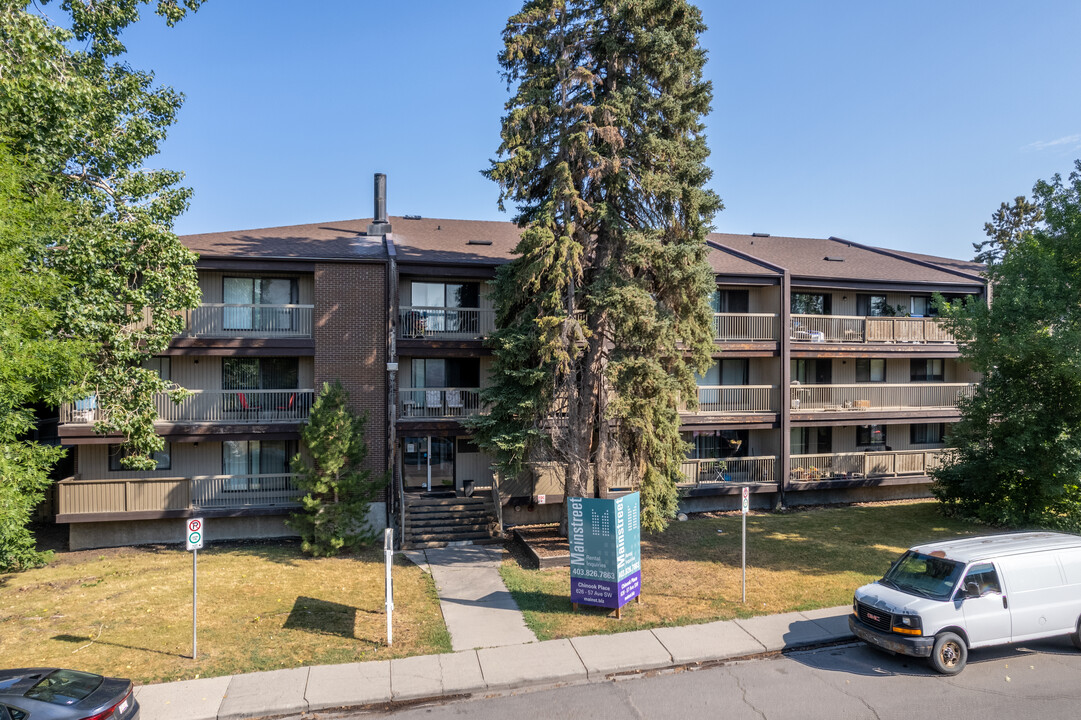 Chinook Place in Calgary, AB - Building Photo