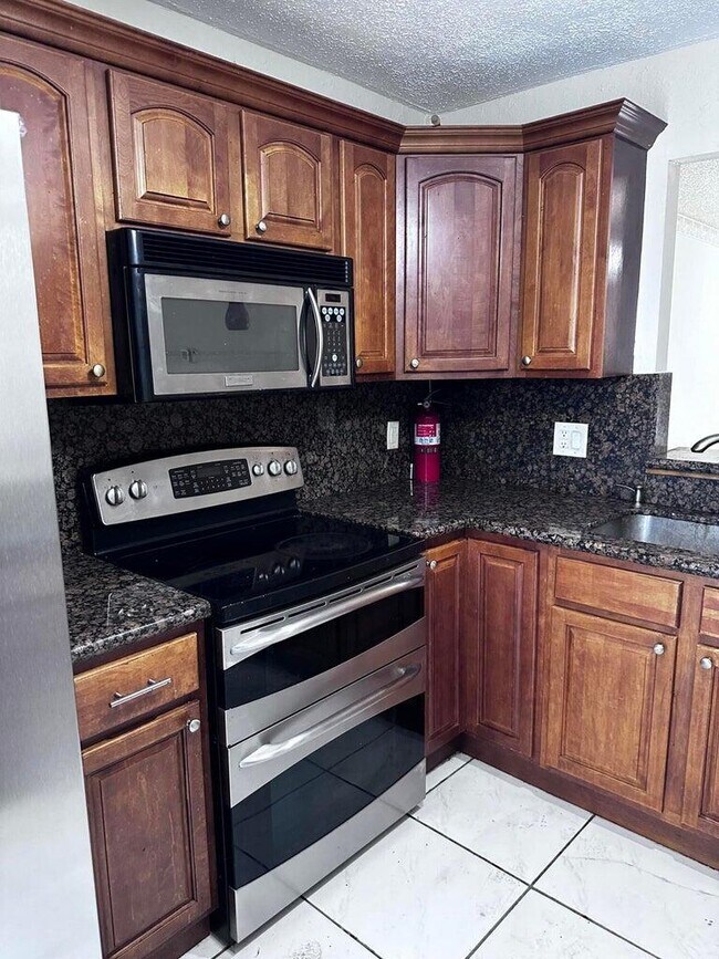 6200 S Falls Cir Dr in Lauderhill, FL - Building Photo - Building Photo