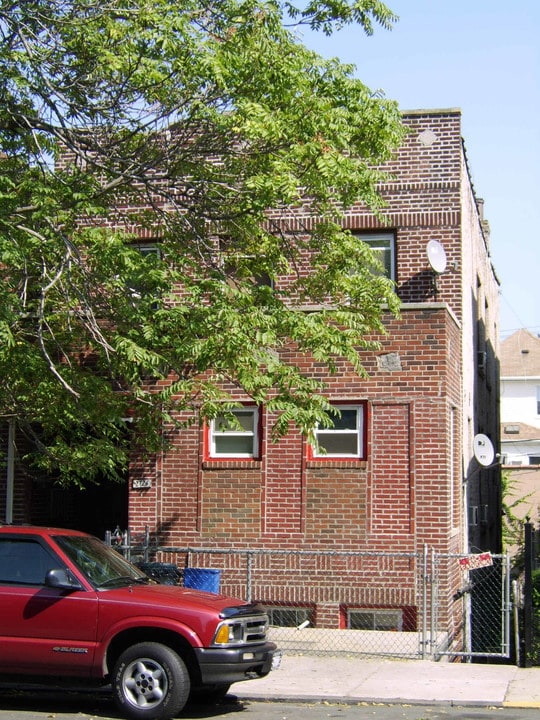 2726 Barnes Ave in Bronx, NY - Building Photo