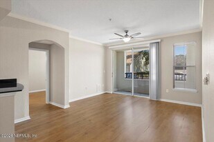 8539 Gate Pkwy W in Jacksonville, FL - Building Photo