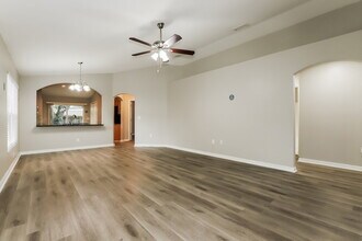 447 Maple Pointe Dr in Seffner, FL - Building Photo - Building Photo