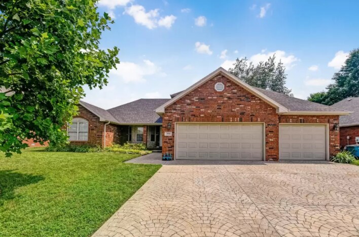 358 E Sequoia St in Republic, MO - Foto de edificio