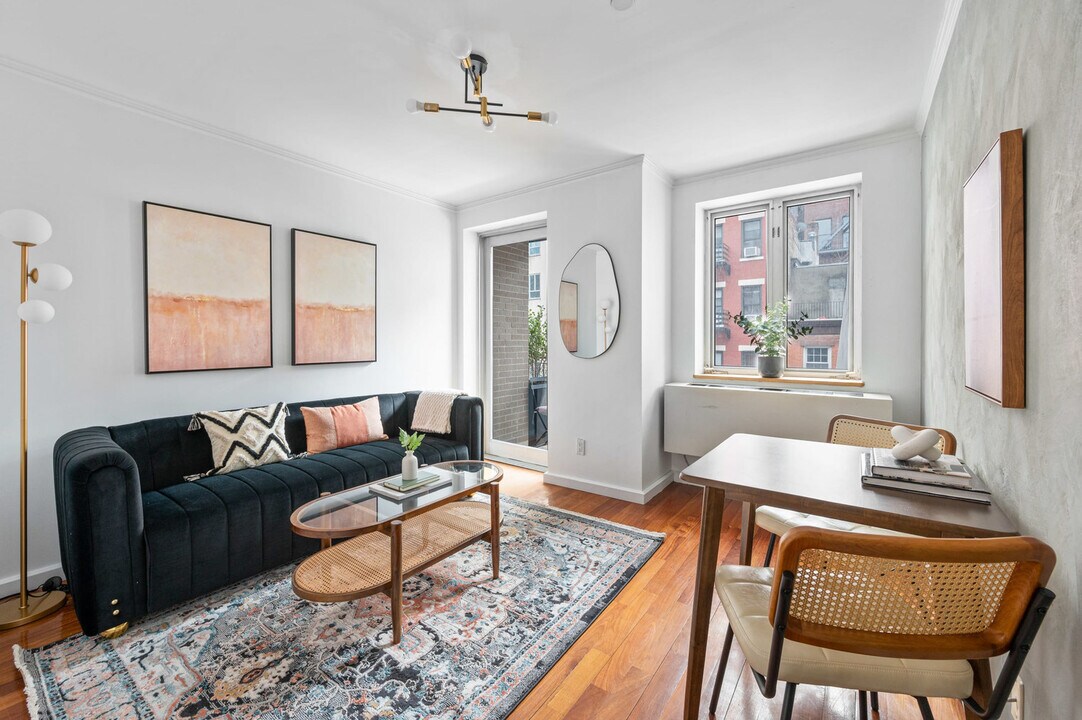 209 W 20th St in New York, NY - Building Photo