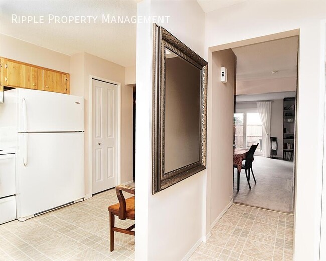 330 Canterbury Dr SW in Calgary, AB - Building Photo - Building Photo