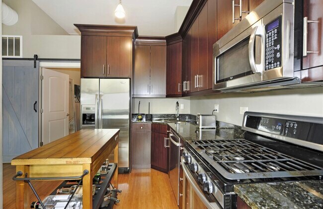 property at 812 W Van Buren St