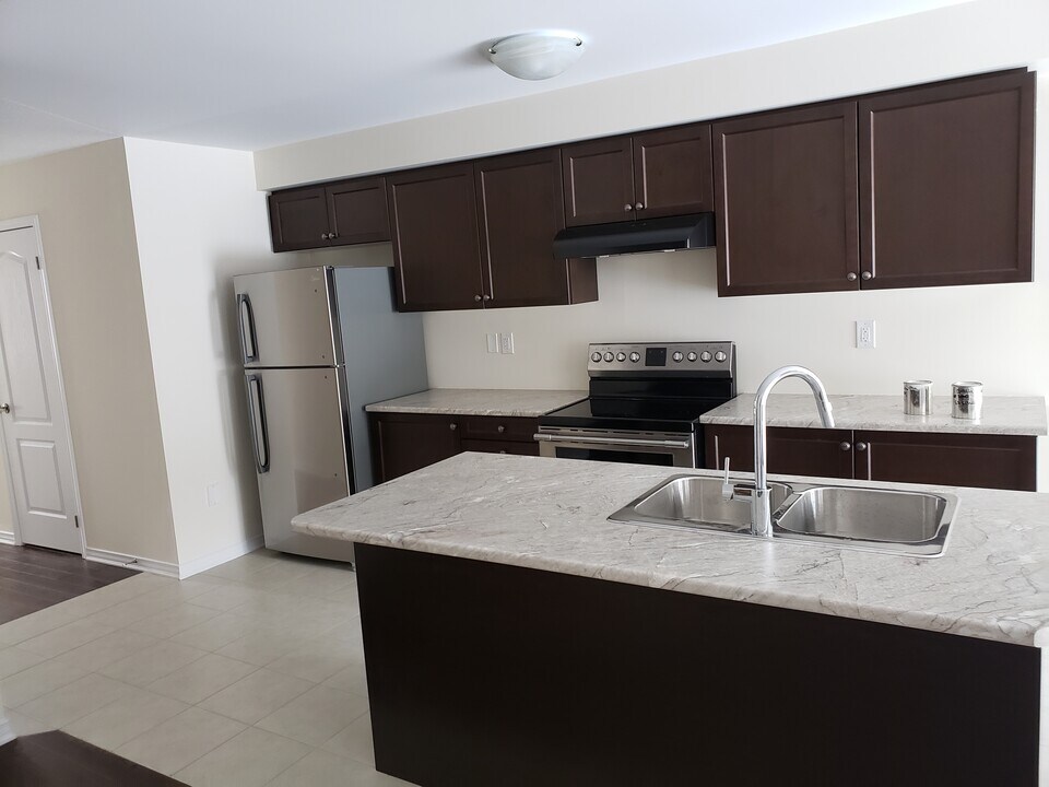 74 Tilbury St in Breslau, ON - Building Photo