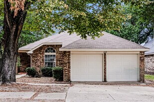 208 Vines Dr in Cedar Hill, TX - Building Photo