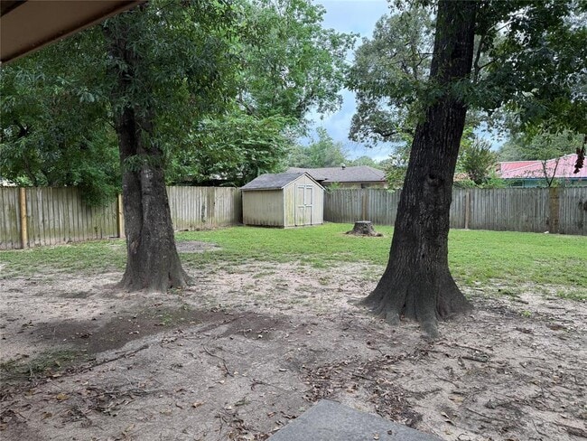 200 Shadow Oaks Dr in Conroe, TX - Foto de edificio - Building Photo