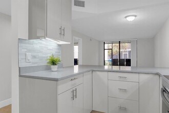 1256 S Military Trail, Unit 915 in Deerfield Beach, FL - Building Photo - Building Photo