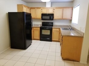 600 Hosking Ave, Unit 17C in Bakersfield, CA - Foto de edificio - Building Photo