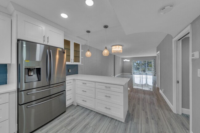 1001 E Camino Real in Boca Raton, FL - Building Photo - Building Photo