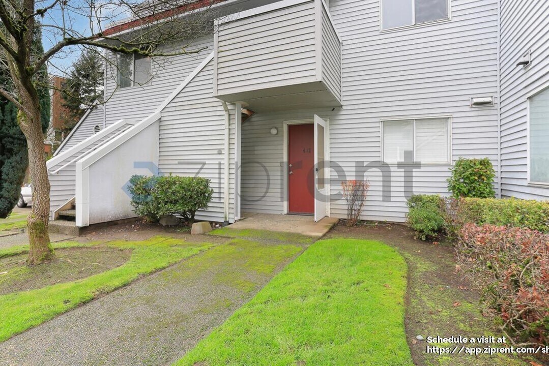 402 4th Ave. in Kirkland, WA - Foto de edificio