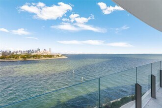 5 Grove Isle Dr in Miami, FL - Foto de edificio - Building Photo