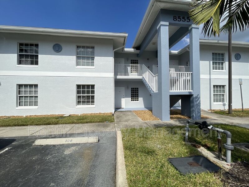 8555 Bernwood Cove Loop in Ft. Myers, FL - Foto de edificio