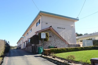 7th Street Apartments in Hayward, CA - Foto de edificio - Building Photo
