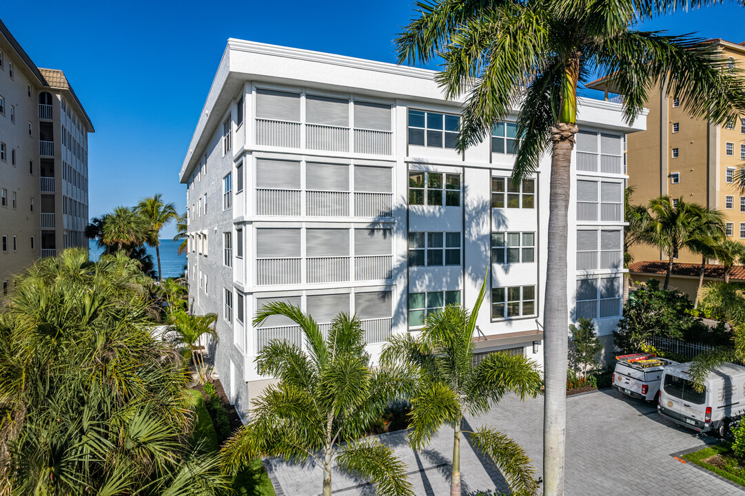 Sand Castle Condos in Naples, FL - Foto de edificio