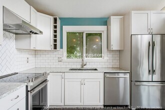 505 E Gloucester St in Gladstone, OR - Foto de edificio - Building Photo