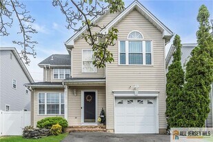 77 Scarlet Dr in Sayreville, NJ - Building Photo