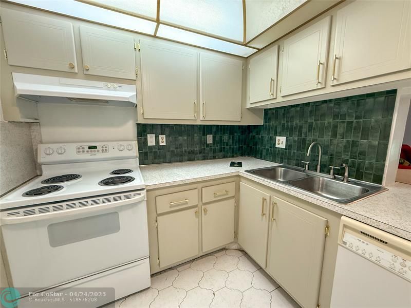1445 Atlantic Shores Blvd in Hallandale Beach, FL - Building Photo